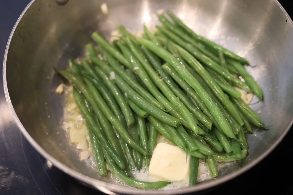 haricots verts in a pan with butter and garlic