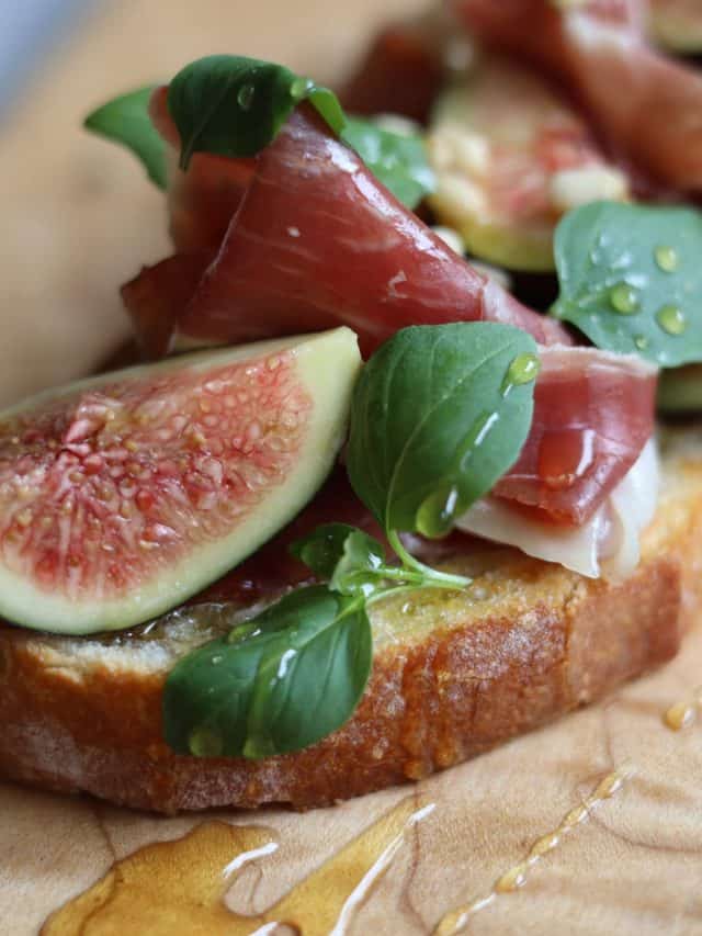 fig and prosciutto tartine
